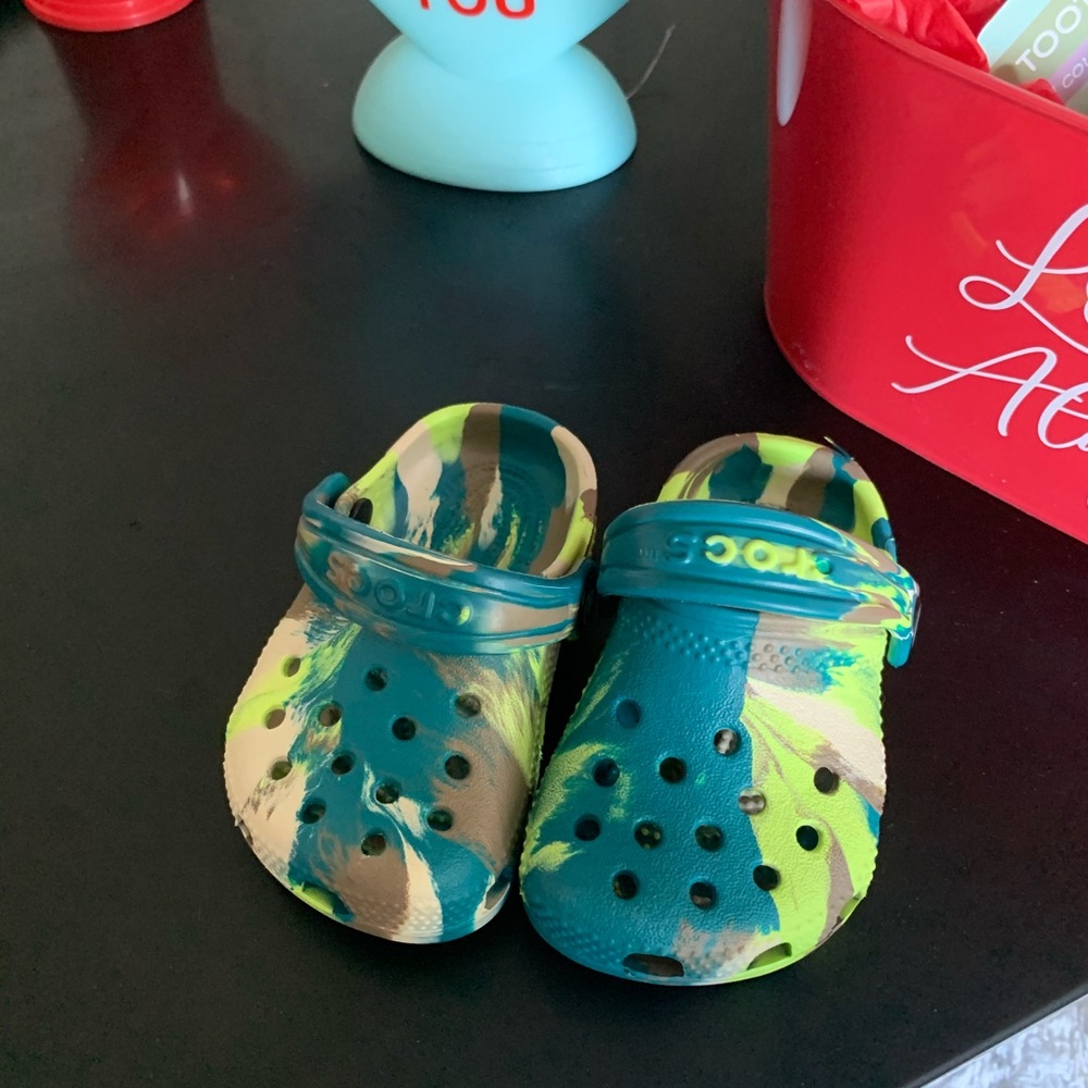 Crocs littles unisex marbled green infant size 2-3